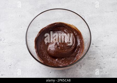 Bol en verre avec pâte au chocolat, vue de dessus. Сооking gâteau au chocolat maison, brownie ou pudding Banque D'Images