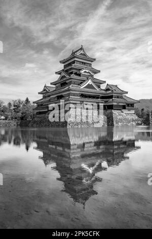 Le château de Matsumoto est également connu comme le château de Crow en raison de son extérieur principalement noir, a été construit au début du 16th siècle Banque D'Images