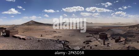 Merzouga, Maroc, Afrique : vue panoramique dans le désert du Sahara sur les mines fossiles de la région de la montagne Noire, ciel bleu et nuages blancs Banque D'Images