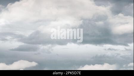 Vue générale de plusieurs nuages sombres et blancs sur ciel gris Banque D'Images