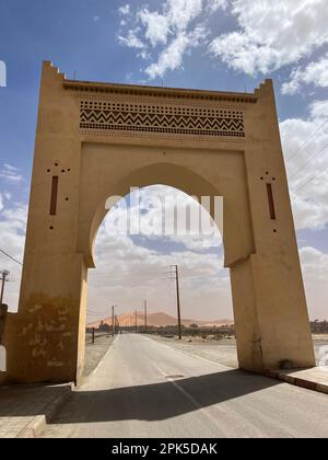 Merzouga, Maroc, Afrique, dunes d'Erg Chebb : la porte du désert du Sahara avec les dunes de sable du désert du Sahara en arrière-plan Banque D'Images