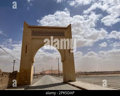 Merzouga, Maroc, Afrique, dunes d'Erg Chebb : la porte du désert du Sahara avec les dunes de sable du désert du Sahara en arrière-plan Banque D'Images