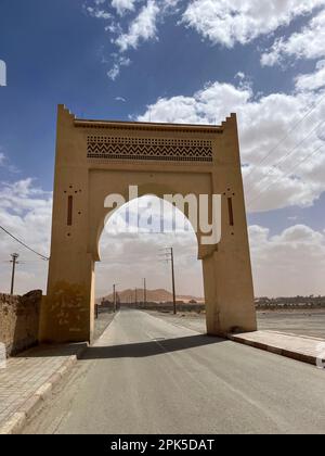 Merzouga, Maroc, Afrique, dunes d'Erg Chebb : la porte du désert du Sahara avec les dunes de sable du désert du Sahara en arrière-plan Banque D'Images