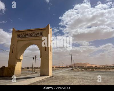 Merzouga, Maroc, Afrique, dunes d'Erg Chebb : la porte du désert du Sahara avec les dunes de sable du désert du Sahara en arrière-plan Banque D'Images