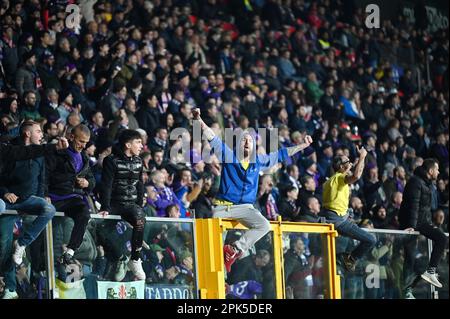 Cremona, Italie. 05th avril 2023. Supporters de fiorentina pendant la demi-finale - US Cremonese contre ACF Fiorentina, football italien Coppa Italia match en Cremona, Italie, 05 avril 2023 crédit: Agence de photo indépendante / Alamy Live News Banque D'Images