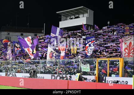 Cremona, Italie. 05th avril 2023. Stade Giovanni Zini, Cremona, Italie, 05 avril 2023, Supporters de fiorentina pendant la demi-finale - US Cremonese contre ACF Fiorentina - Italian football Coppa Italia Match Credit: Live Media Publishing Group/Alay Live News Banque D'Images