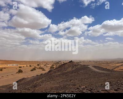 Merzouga, Maroc, Afrique : route panoramique dans le désert du Sahara avec les magnifiques dunes de sable, palmiers et camps de tentes, voyage en 4x4, dunes d'Erg Chebbi Banque D'Images