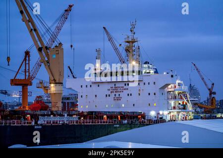 Lloyd Werft, cargo à l'embarcadère et quai sec, cargo Adam Schulte, chantier naval dans le port d'outre-mer de Bremerhaven, Brême, Allemagne Banque D'Images