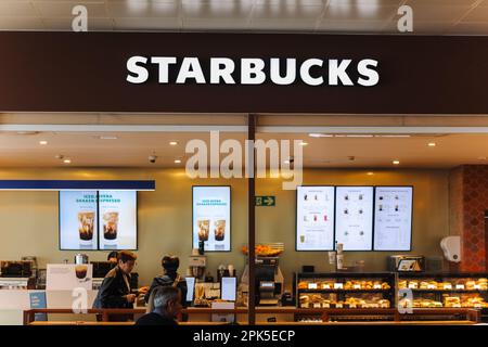 Valence, Espagne: 18 mars 2023: Café Starbucks au hall des départs de l'aéroport international de Valence avec les touristes. Starbucks Corporation est Banque D'Images