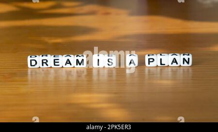 Dream est un texte de plan en perles blanches de lettre. motivation citations inspirantes. Banque D'Images