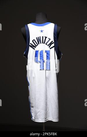 New York, États-Unis. 05th avril 2023. Dirk Nowitzki 20007-2008 Dallas Mavericks Game Wporté Jersey (correspondant à 12 jeux), est. $20 000-30 000, est montré à Sotheby's à New York, NY on 5 avril 2023. Les souvenirs « Victoriam | Parties I & II » seront ouverts à la soumission à partir du 3-11 avril, à l'occasion d'une exposition publique à Sotheby's New York. (Photo par Efren Landaos/Sipa USA) crédit: SIPA USA/Alay Live News Banque D'Images