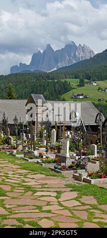 Église et cimetière de San Pietro, Odle Mountains, Italie Banque D'Images