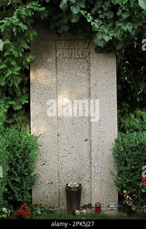 Wiedeń, Wien, Vienne, Autriche, Von Josef Hoffmann entworfenes Grabmal Gustav Mahlers auf dem Grinzinger Friedhof; la tombe de Gustav Mahler; Gustav Mahler Banque D'Images