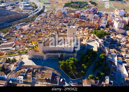 Vue depuis le drone de paysage urbain de Villena et le château d'Atalaya, en Espagne Banque D'Images