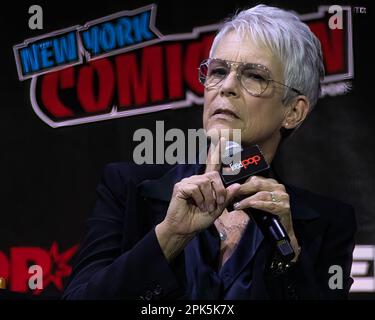 Jamie Lee Curtis est interviewé par Drew Barrymore pour Halloween se termine au New York Comic con en 2022 Banque D'Images