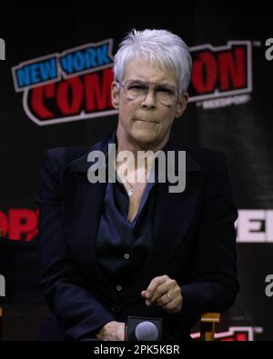 Jamie Lee Curtis est interviewé par Drew Barrymore pour Halloween se termine au New York Comic con en 2022 Banque D'Images