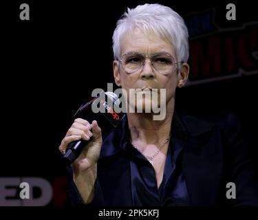 Jamie Lee Curtis est interviewé par Drew Barrymore pour Halloween se termine au New York Comic con en 2022 Banque D'Images