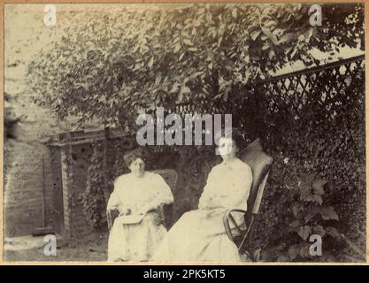 Edwardian inconnu mesdames dans jardin Banque D'Images