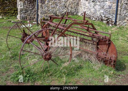 Un vieux matériel agricole rouillé et désutilisé trouvé à l'extérieur d'une grange à Malhamdale Banque D'Images