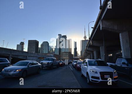 Coucher de soleil avec circulation et paysage urbain en arrière-plan Banque D'Images