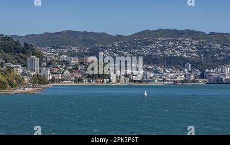 Vue sur Wellington depuis le pont du ferry au départ du détroit de Cook Banque D'Images