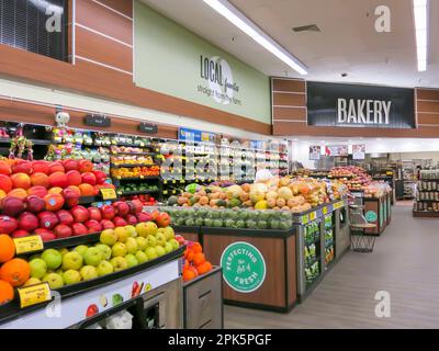 Section des produits du supermarché local Banque D'Images