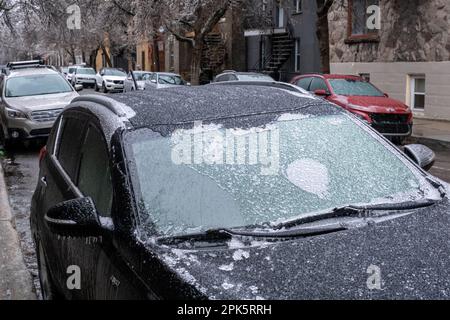 Montréal, CANADA - 5 avril 2023 : fenêtre et pare-brise de la voiture après une pluie verglaçante. Banque D'Images