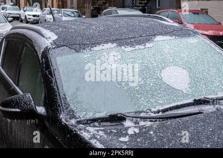 Montréal, CANADA - 5 avril 2023 : fenêtre et pare-brise de la voiture après une pluie verglaçante. Banque D'Images