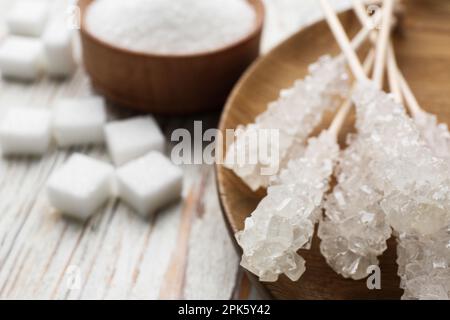 Différents types de sucre sur table en bois blanc, gros plan Banque D'Images