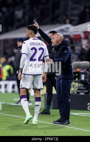 Cremona, Italie, 5 avril 2023. Vincenzo Italiano entraîneur-chef pour Fiorentina et Nicolas Gonzalez (22 Fiorentina) pendant la première étape du match semi-inal de Coppa Italia Frecciaross entre Cremonese et Fiorentina au stade Giovanni Zini sur 5 avril 2023 à Cremona, en Italie. Crédit: Stefano Nicoli/Speed Media/Alay Live News Banque D'Images