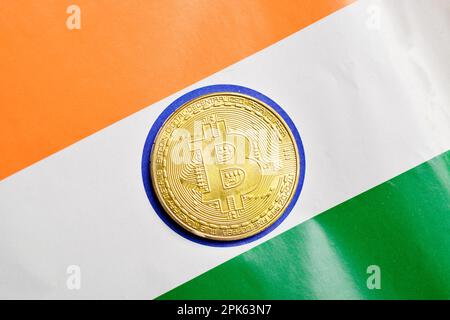 Vue de dessus du bitcoin sur le drapeau indien, crypto-monnaie en inde concept Banque D'Images