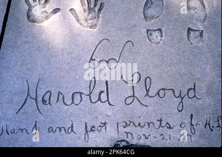 L'acteur de bande dessinée Harold Lloyd présente des empreintes et des empreintes à la main au théâtre chinois de Grauman à Hollywood, en Californie Banque D'Images