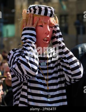 New York, New York, États-Unis. 4th avril 2023. Personne portant le masque Donald Trump et le costume d'uniforme de prison à Collect Pond Park sur 100 Center Street en face de la cour criminelle de Manhattan où Donald Trump est en train d'être inscrit. (Credit image: © Edna Leshowitz/ZUMA Press Wire) USAGE ÉDITORIAL SEULEMENT! Non destiné À un usage commercial ! Banque D'Images