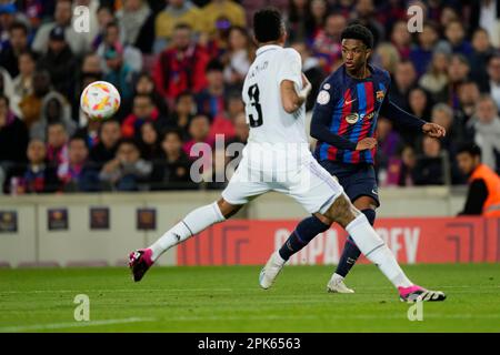 Barcelone, Espagne. 5th avril 2023. Alejandro Balde (FC Barcelone) duels pour le ballon contre Militao (Real Madrid CF) lors du match de football de la coupe des Rois entre le FC Barcelone et le Real Madrid CF, au Camp Nou Stadium 5 avril 2023 à Barcelone, Espagne. Foto: SIU Wu crédit: dpa/Alay Live News Banque D'Images