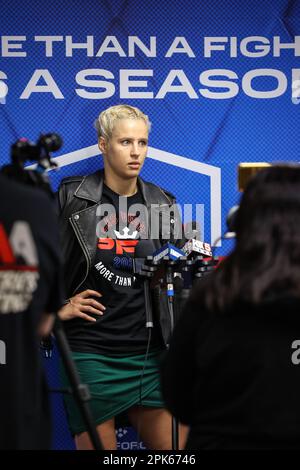 Las Vegas, Nevada, États-Unis. 5th avril 2023. Poids plume Olena Kolesnyk parle aux médias lors de la PFL 2023 2 Las Vegas Media Day à l'expérience de l'hôtel LINQ à Las Vegas, NV. Christopher Trim/CSM/Alamy Live News Banque D'Images