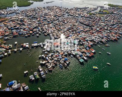 Maisons situées sur l'eau dans la ville de Semporna. Bornéo, Sabah, Malaisie. Banque D'Images