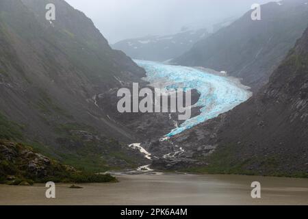 Glacier d'ours dans la brume par le lac Strohne près de Stewart, parc provincial du glacier d'ours, Colombie-Britannique, Canada. Banque D'Images