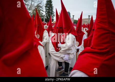 Zamora, Espagne. 05th avril 2023. Les Pénitents de la fraternité 'Sunsimo Cristo de las Injurias' prennent leurs vœux de silence avant le début d'une procession pendant la semaine Sainte à Zamora, dans le nord-ouest de l'Espagne, mercredi, 5 avril 2023. Des centaines de processions ont lieu pendant la semaine Sainte dans toute l'Espagne jusqu'au dimanche de Pâques. Photo de Paul Hanna/UPI crédit: UPI/Alay Live News Banque D'Images