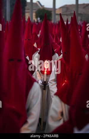 Zamora, Espagne. 05th avril 2023. Les Pénitents de la fraternité 'Sunsimo Cristo de las Injurias' prennent leurs vœux de silence avant le début d'une procession pendant la semaine Sainte à Zamora, dans le nord-ouest de l'Espagne, mercredi, 5 avril 2023. Des centaines de processions ont lieu pendant la semaine Sainte dans toute l'Espagne jusqu'au dimanche de Pâques. Photo de Paul Hanna/UPI crédit: UPI/Alay Live News Banque D'Images