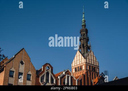 Elblag, Pologne - août 2022. St. Cathédrale de Nicholas Tour gothique vue sur la porte du marché et la rue principale de la cathédrale de la vieille ville. Architecture d'Elblag. Horizon ville ville historique dans le nord de la Pologne. Destination touristique Banque D'Images