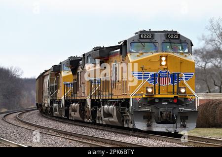 Winfield, Illinois, États-Unis. Les locomotives conduisent un train de marchandises Union Pacific dans une courbe lorsqu'elles traversent le nord-est de l'Illinois. Banque D'Images