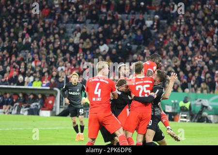 Munich, Allemagne . 04th avril 2023. MUNICH, ALLEMAGNE - AVRIL 04 : but 1:0 de Dayot UAMECANO comme tête de bal pour le FC Bayern lors du match de quart-finale de la coupe DFB entre le FC Bayern Munich et SC Freiburg à l'Allianz Arena sur 04 avril 2023 à Munich, Allemagne.DFB-Pokal - coupe DFB - match de football entre le FC Bayern Muenchen et SC FREIBURG à Munich sur 4. Avril 2023, 1:2 - DFB Fussball, (photo et copyright @ ATP images/Arthur THILL (THILL Arthur/ATP/SPP) crédit: SPP Sport Press photo. /Alamy Live News Banque D'Images