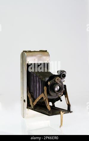 Photographie aléatoire d'objets de vie d'antiquités intéressantes. Un ancien objet de collection qui est un appareil photo, un appareil photo de poche, un appareil photo d'époque pliable. Banque D'Images