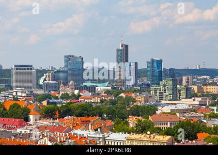 Vilnius, Lituanie - 11 juin 2019: Le nouveau centre-ville (lituanien: Šnipiškės) est le nouveau quartier d'affaires situé sur la rive nord de la rivière ne Banque D'Images