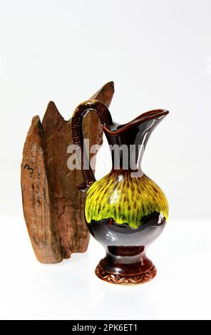 Photographie aléatoire d'objets de vie d'antiquités intéressantes. Pots, cruches, vases et récipients en céramique. Banque D'Images