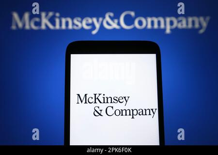 Ukraine. 05th avril 2023. Dans cette illustration, un logo McKinsey & Company apparaît sur un smartphone et sur un écran d'ordinateur. Crédit : SOPA Images Limited/Alamy Live News Banque D'Images