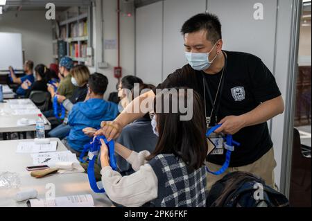 Taipei, Taïwan. 25th mars 2023. Un instructeur enseigne aux étudiants comment appliquer un tourniquet à un cours de formation en défense civile organisé par l'Académie Kuma à Taipei, Taïwan, sur 25 mars 2023. L'intérêt pour la formation s'est accru de manière significative au cours de la dernière année, suite aux menaces persistantes de la Chine et de l'invasion de l'Ukraine par la Russie. Photo de Thomas Maresca/UPI crédit: UPI/Alay Live News Banque D'Images