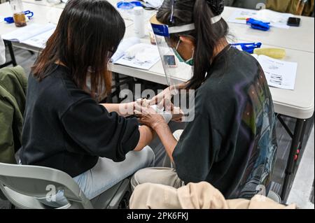 Taipei, Taïwan. 25th mars 2023. Les étudiants s'entraînent à envelopper des bandages lors d'un cours de formation en défense civile organisé par l'Académie Kuma à Taipei, Taïwan, sur 25 mars 2023. L'intérêt pour la formation s'est accru de manière significative au cours de la dernière année, suite aux menaces persistantes de la Chine et de l'invasion de l'Ukraine par la Russie. Photo de Thomas Maresca/UPI crédit: UPI/Alay Live News Banque D'Images