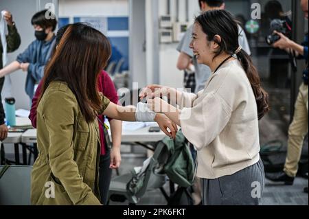 Taipei, Taïwan. 25th mars 2023. Les étudiants s'entraînent à envelopper des bandages lors d'un cours de formation en défense civile organisé par l'Académie Kuma à Taipei, Taïwan, sur 25 mars 2023. L'intérêt pour la formation s'est accru de manière significative au cours de la dernière année, suite aux menaces persistantes de la Chine et de l'invasion de l'Ukraine par la Russie. Photo de Thomas Maresca/UPI crédit: UPI/Alay Live News Banque D'Images