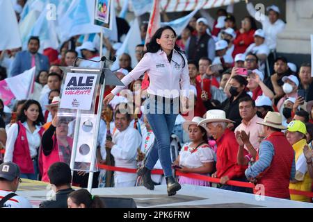 Toluca, Mexique. 5th avril 2023. Alejandra del moral Vela candidate pour le gouverneur de l'État du Mexique pour la coalition 'va por Mexique' des partis politiques PRI, PAN, PRD et Nueva Alianza pendant ses activités de campagne politique autour de la Plaza de los Martires. Sur 05 avril 2023 à Toluca México. (Credit image: © Arturo Hernandez/eyepix via ZUMA Press Wire) USAGE ÉDITORIAL SEULEMENT! Non destiné À un usage commercial ! Banque D'Images